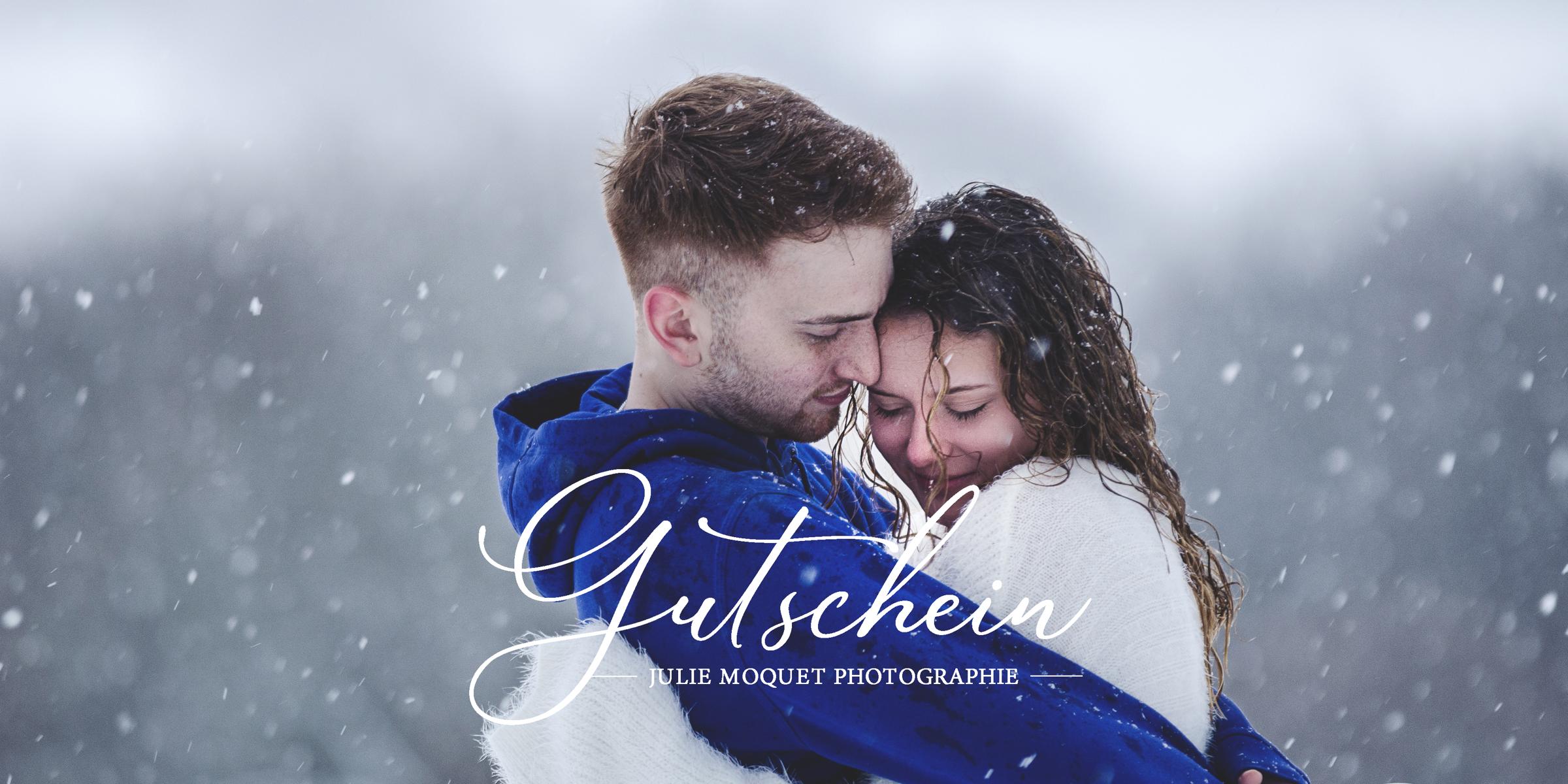 Ein Gutscheinmotiv mit einem Paar, das sich im Schneesturm umarmt.