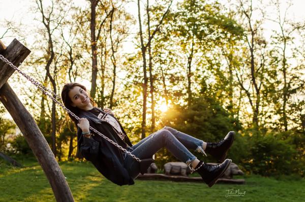 Ein Shooting-Bild mit Menschen und/oder Tieren inmitten wunderschöner Natur.