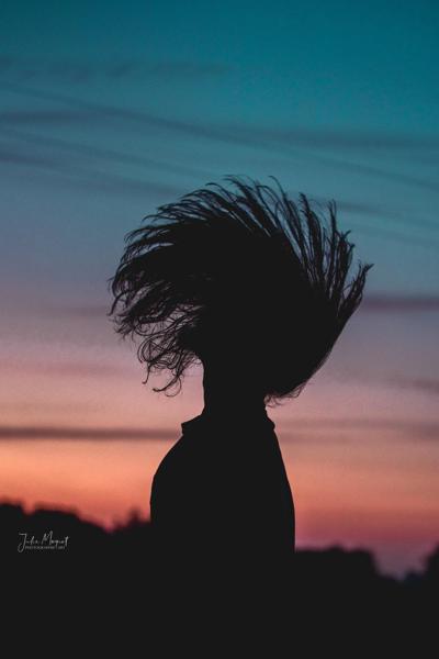 Ein Shooting-Bild mit Menschen und/oder Tieren inmitten wunderschöner Natur.