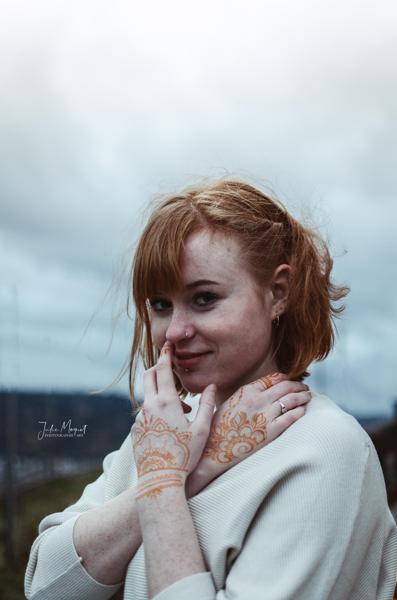 Ein Shooting-Bild mit Menschen und/oder Tieren inmitten wunderschöner Natur.