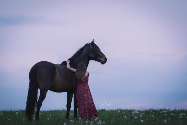 Ein Shooting-Bild mit Menschen und/oder Tieren inmitten wunderschöner Natur.