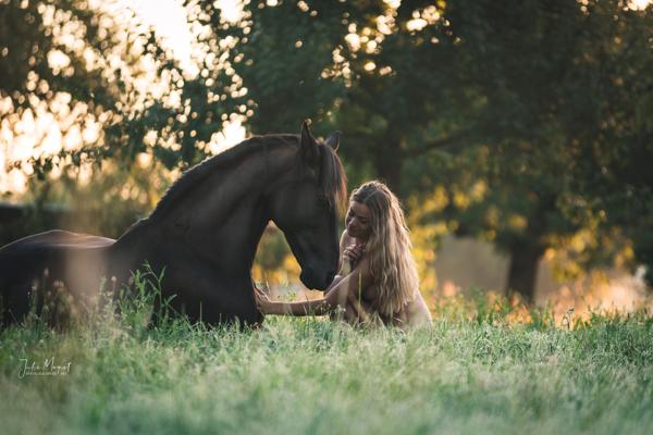 Ein Shooting-Bild mit Menschen und/oder Tieren inmitten wunderschöner Natur.