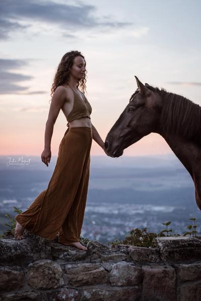 Ein Shooting-Bild mit Menschen und/oder Tieren inmitten wunderschöner Natur.