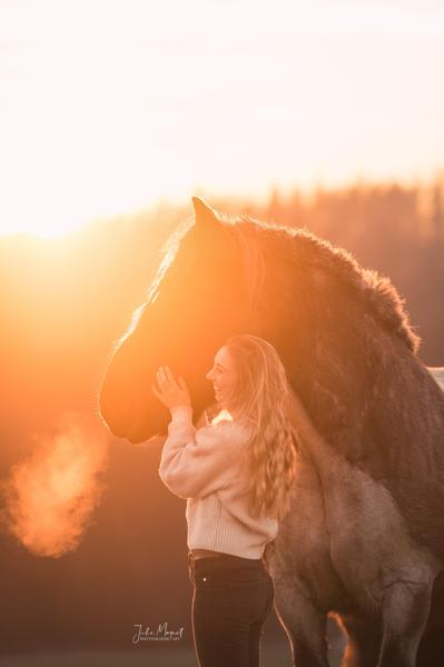 Ein Shooting-Bild mit Menschen und/oder Tieren inmitten wunderschöner Natur.